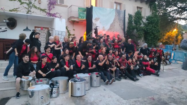 Visita de la Batucada Benibatuka de la Vall de Gallinera a Puipunyent (Mallorca) (1)